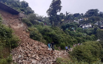 बुर्तिबाङ–ढोरपाटन सडक अवरूद्ध, यात्रु अलपत्र